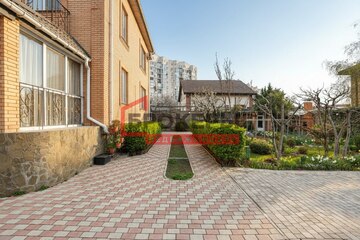 Дом, 391,8 м², 3 эт.